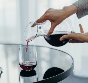 Decanting wine
